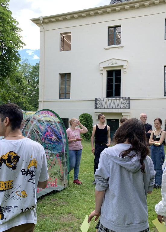 Kunstvermittlungsprojek in Form eines Workshoptages für Schüler*innen im Garten des Kunstvereins Braunschweig