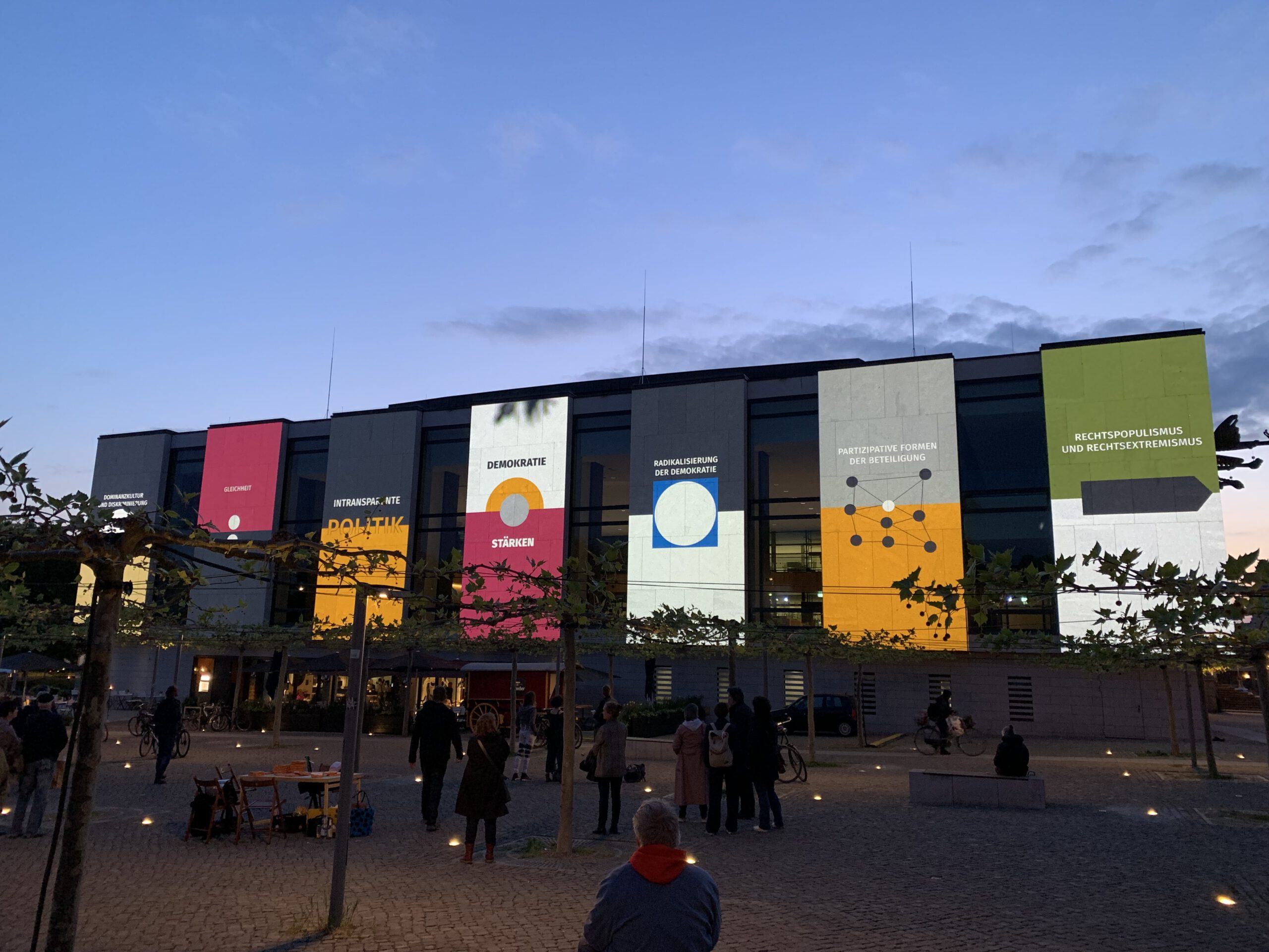 „enlightening the parliament“, ein Kunstprojekt mit Demokrat*innen