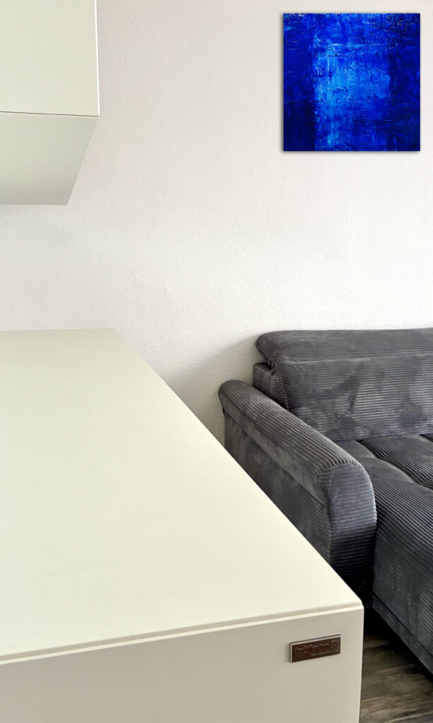 Variantion in Blau 06/2026 gespachtelt, Ölfarbe auf Leinwand 60×60 im Wohnzimmer
