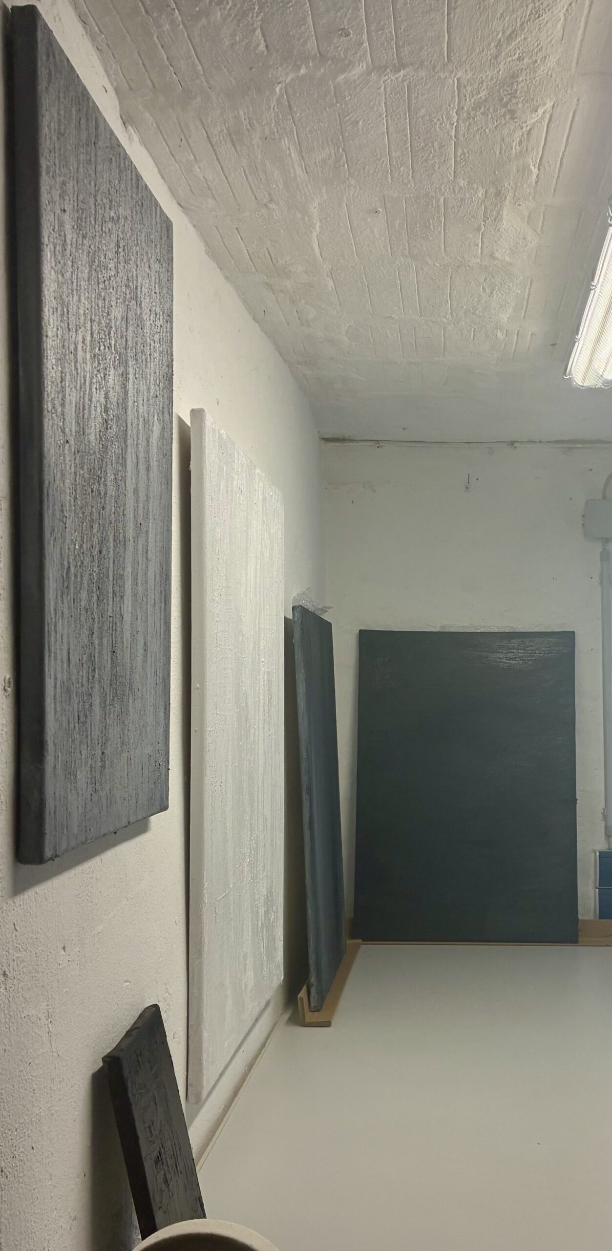 Atelieransicht Erde und Ölfarbe auf Leinwand